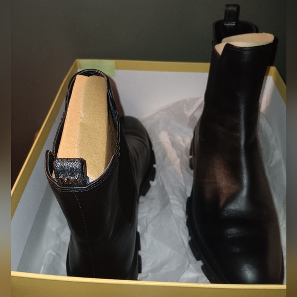 Michael Kors Riddle leather ankle bootie size 10 - Picture 4 of 5